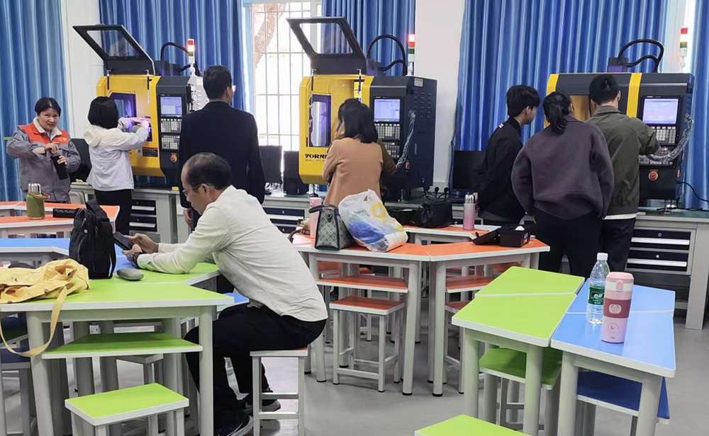 阳江技师学院桌面五轴加工中心实训室